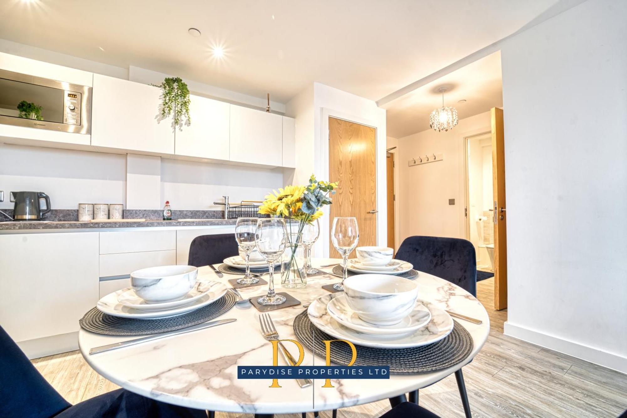 The Middlewood Plaza Suite - By Parydise Properties - Business Or Leisure Stays, Central Location, Sleeps 4, Salford Manchester Exterior photo