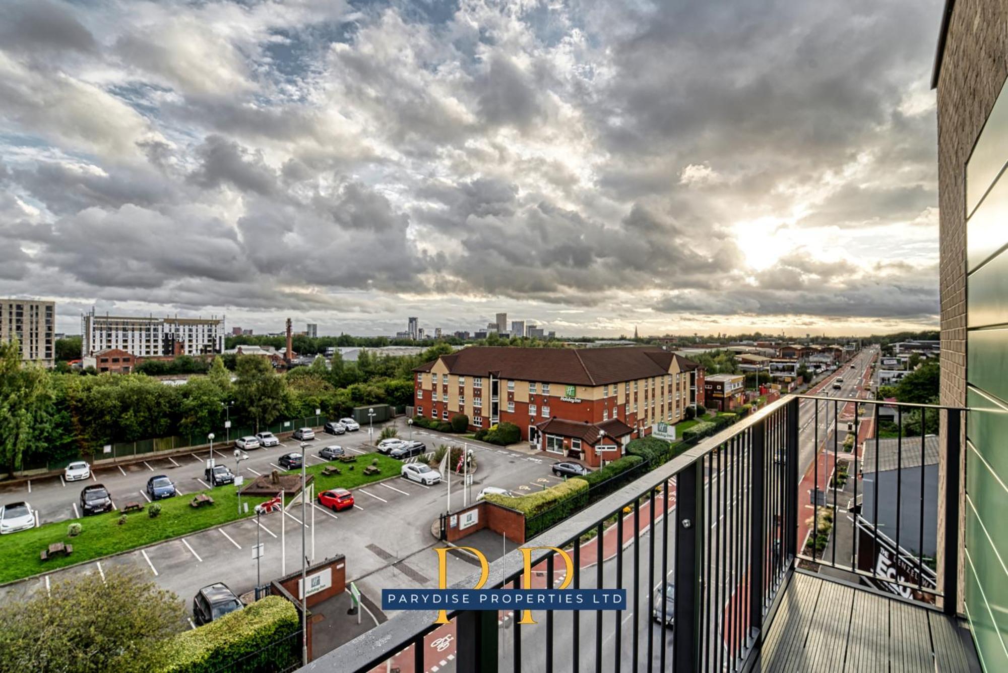 The Middlewood Plaza Suite - By Parydise Properties - Business Or Leisure Stays, Central Location, Sleeps 4, Salford Manchester Exterior photo